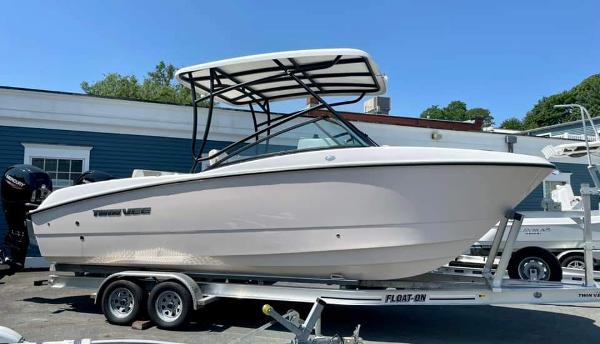 Twin Vee 240 GFX DUAL CONSOLE 2023 Twin Vee 240 GFX Dual Console boat on trailer in outdoor setting.