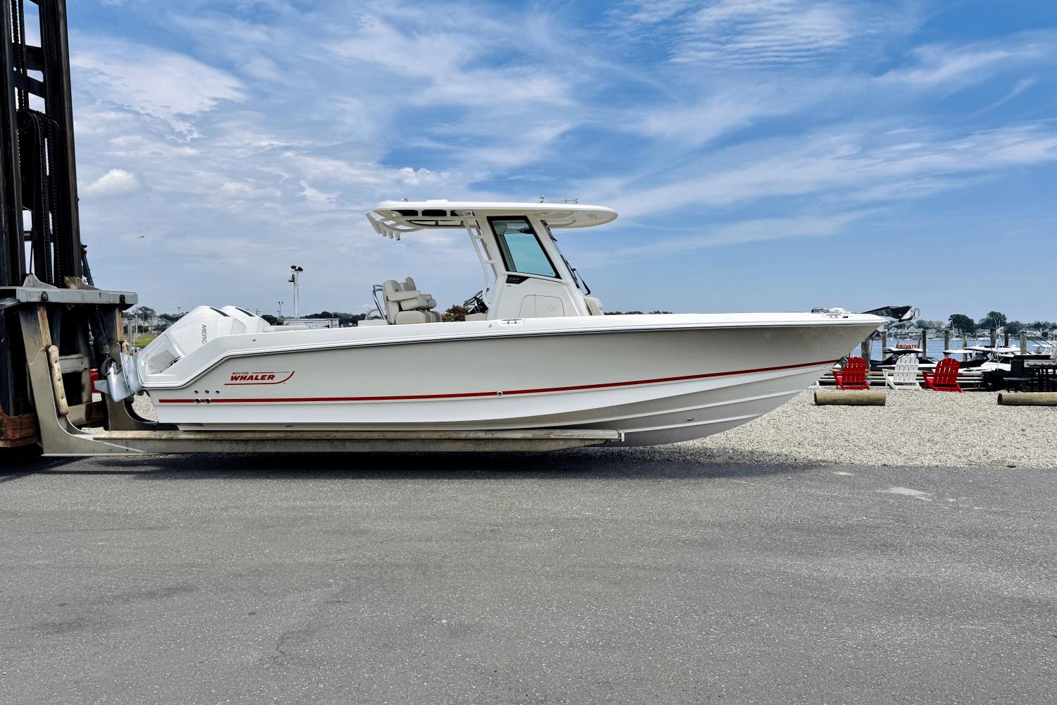 2025 Boston Whaler 250 Outrage