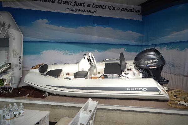 Grand G340HGNF Off White Yamaha F30 2025 Grand G340HGNF Off White boat with Yamaha F30 engine on display.