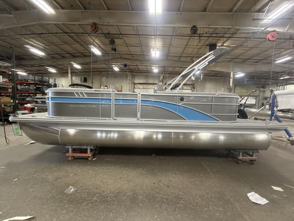 Bennington 22SXSR 2025 Bennington 22SXSR pontoon boat in a warehouse setting.