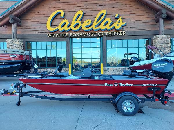 Tracker Bass Tracker Classic XL 2025 Tracker Bass Tracker Classic XL boat displayed outside Cabela's store.