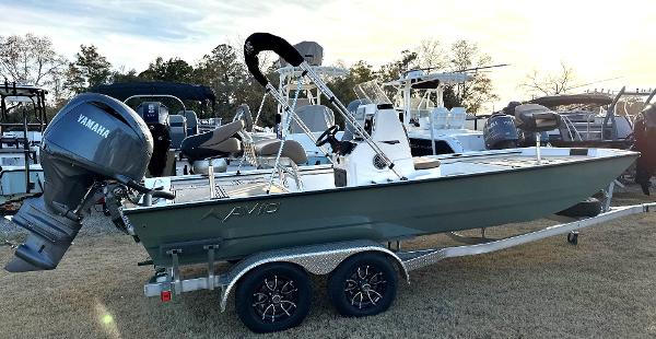 Avid Rogue 20 CC 2025 Avid Rogue 20 CC boat on trailer with Yamaha outboard motor.