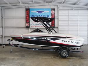 Tahoe Q5i 2013 Tahoe Q5i boat on trailer in indoor showroom.