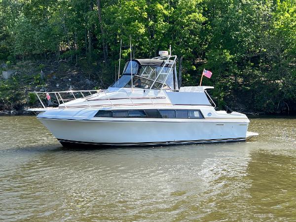 1989 Carver 32 Mariner