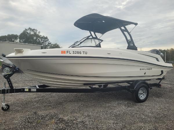 Bayliner VR5 Bowrider OB 2025 Bayliner VR5 Bowrider OB on trailer, parked outdoors.