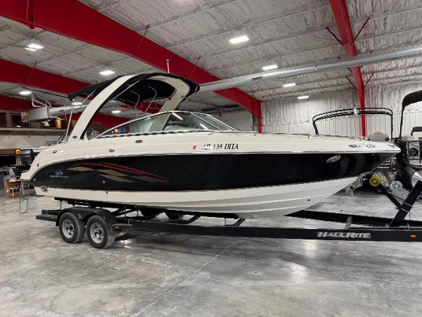 Chaparral 256 SSi 2005 Chaparral 256 SSi boat on trailer in indoor storage facility.