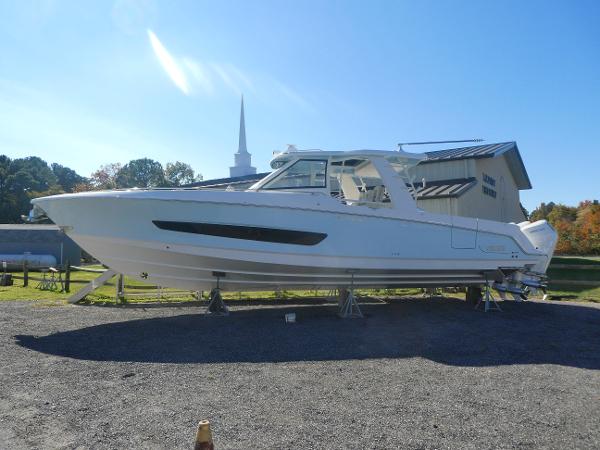 2025 Boston Whaler 420 Outrage