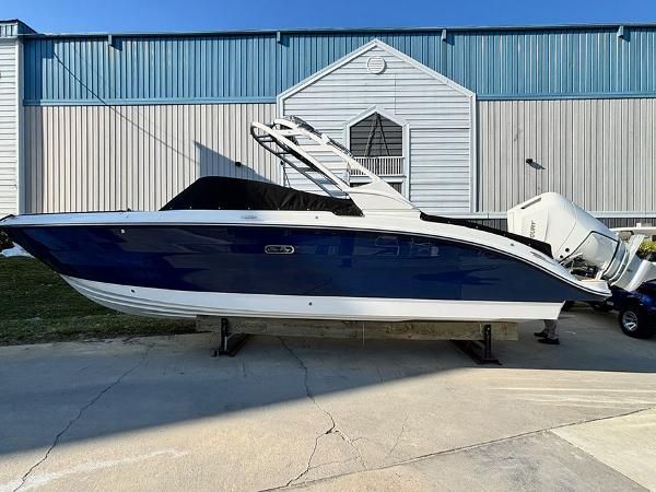 2025 Sea Ray SDX 270 Outboard