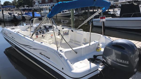 2014 Hurricane SunDeck Sport 231 OB