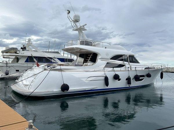 2005 Mochi Craft 74' Dolphin