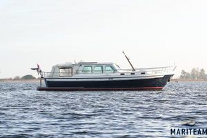 Pikmeerkruiser 11.50 OK Pikmeerkruiser 11.50 OK 2003 yacht on calm water, side view.