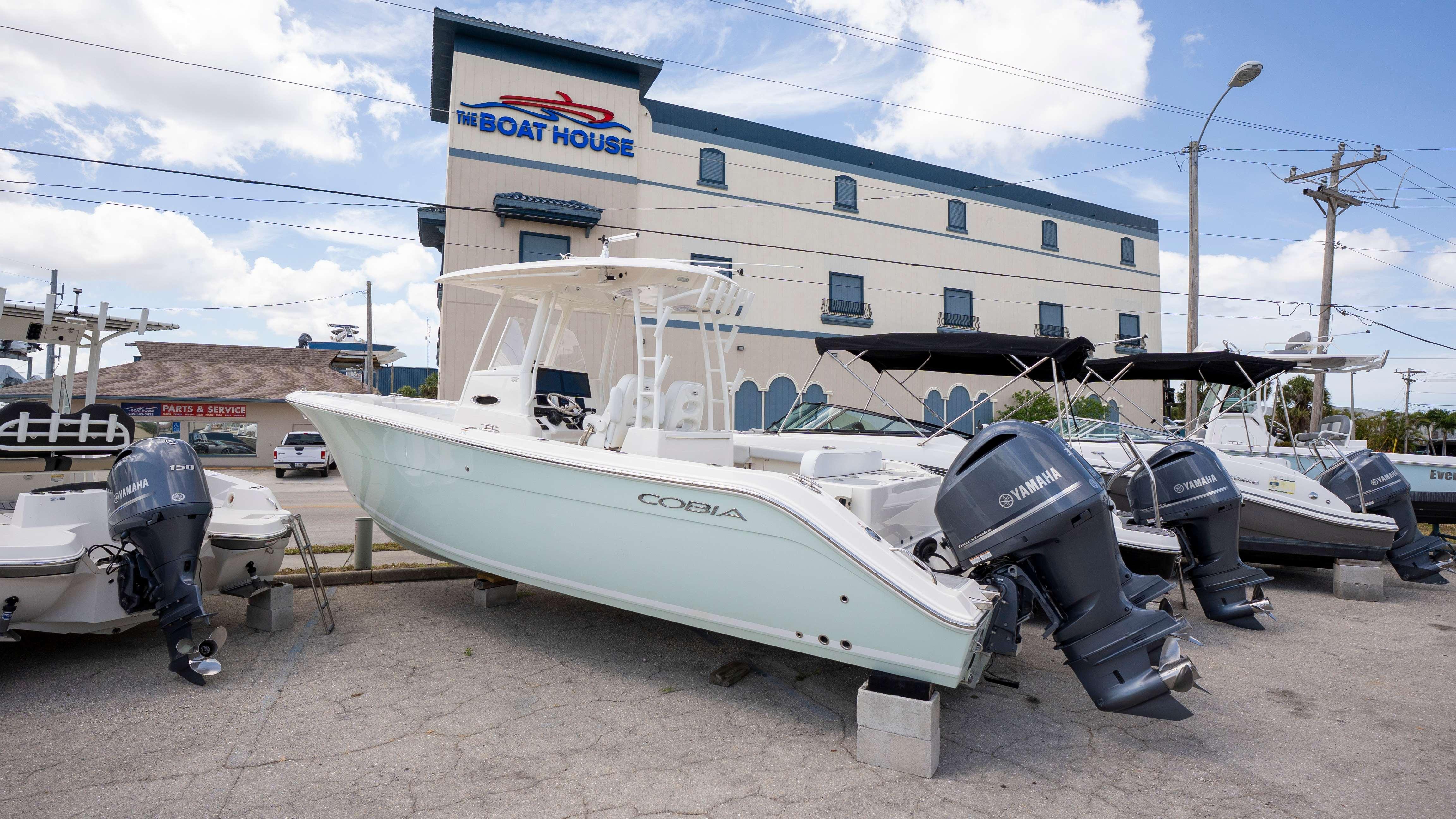 2021 Cobia 301 CC