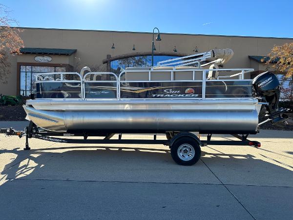 2025 Sun Tracker Bass Buggy 18 DLX