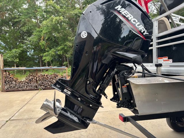 2021 Sun Tracker Fishin' Barge 20 DLX