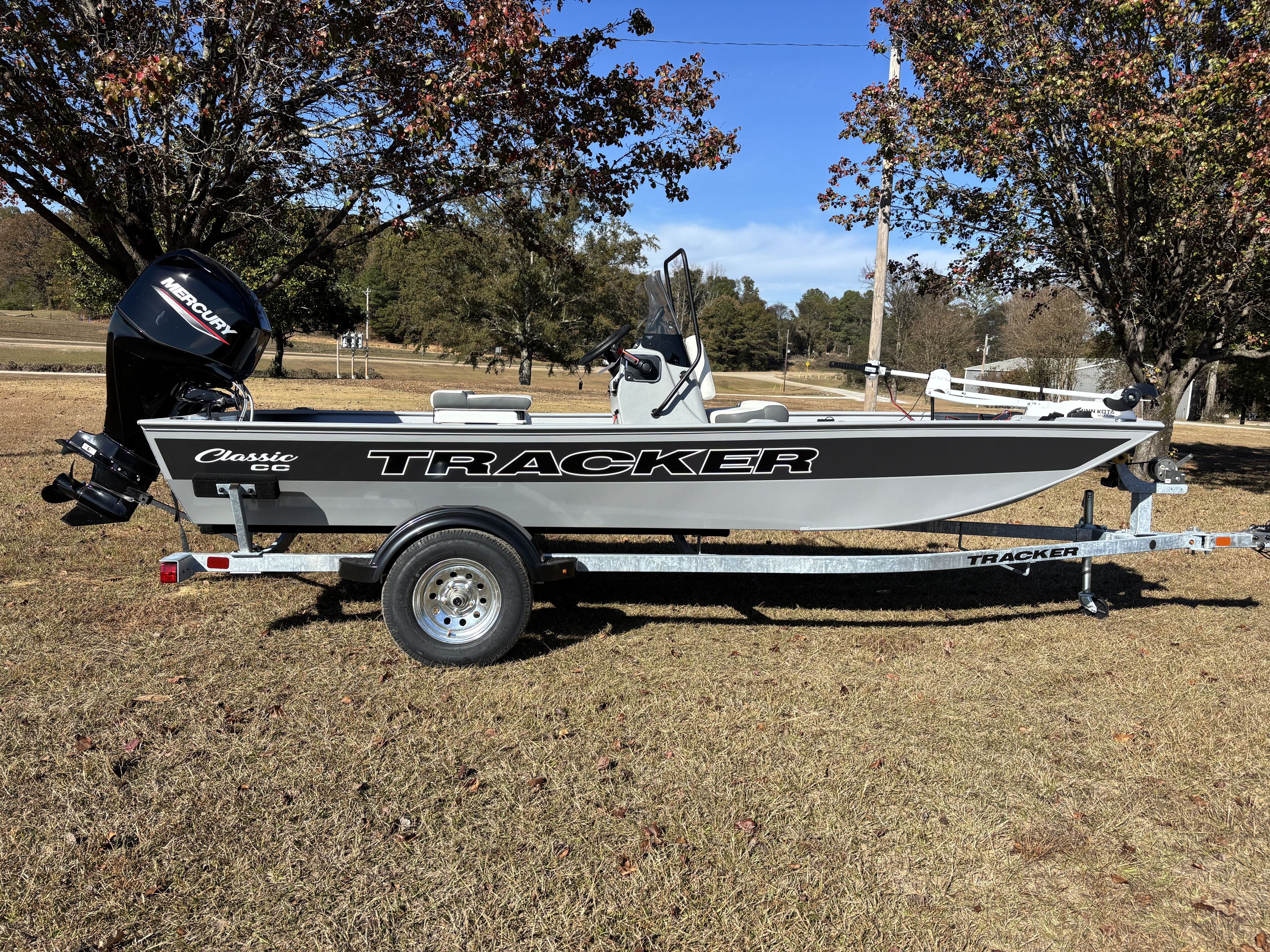 Tracker Bass Tracker Classic CC 2026 Tracker Bass Tracker Classic CC on trailer outdoors.