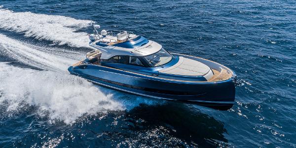 Solaris Power 48 Flybridge 2024 Solaris Power 48 Flybridge yacht cruising on open water.