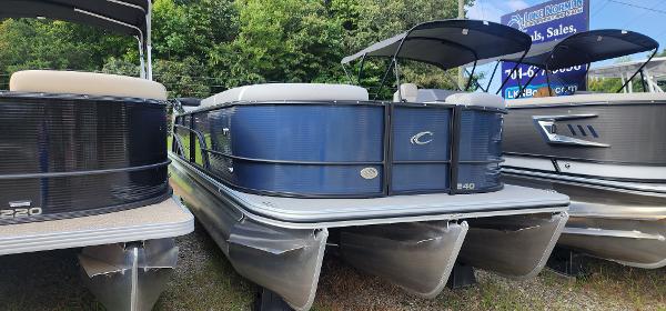 Crest CLASSIC 240 SLRC 2025 Crest CLASSIC 240 SLRC pontoon boat displayed outdoors.