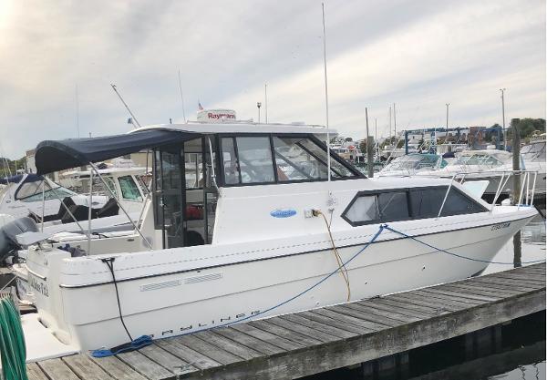 Bayliner 289 Classic 2005 Bayliner 289 Classic boat docked at a marina, featuring a sleek white design.