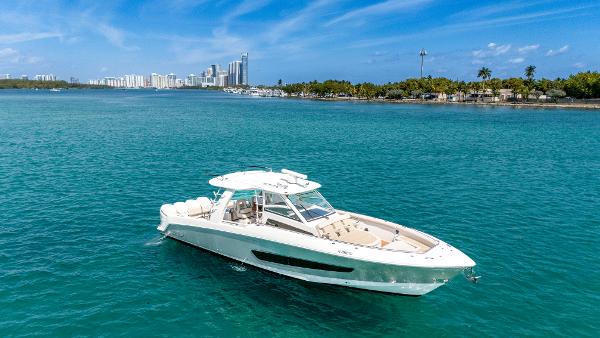 2019 Boston Whaler 420 Outrage