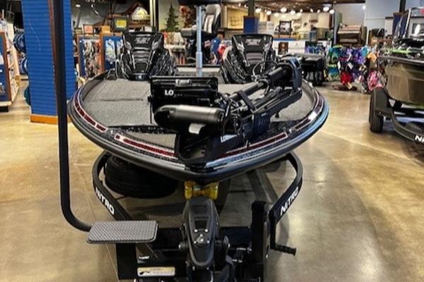 Nitro Z21 XL Pro 2024 Nitro Z21 XL Pro boat displayed in showroom, front view.
