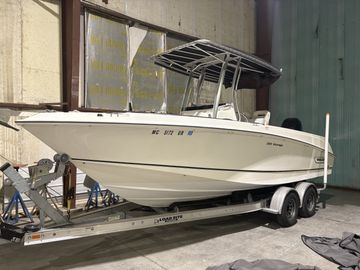 2014 Boston Whaler 220 Outrage