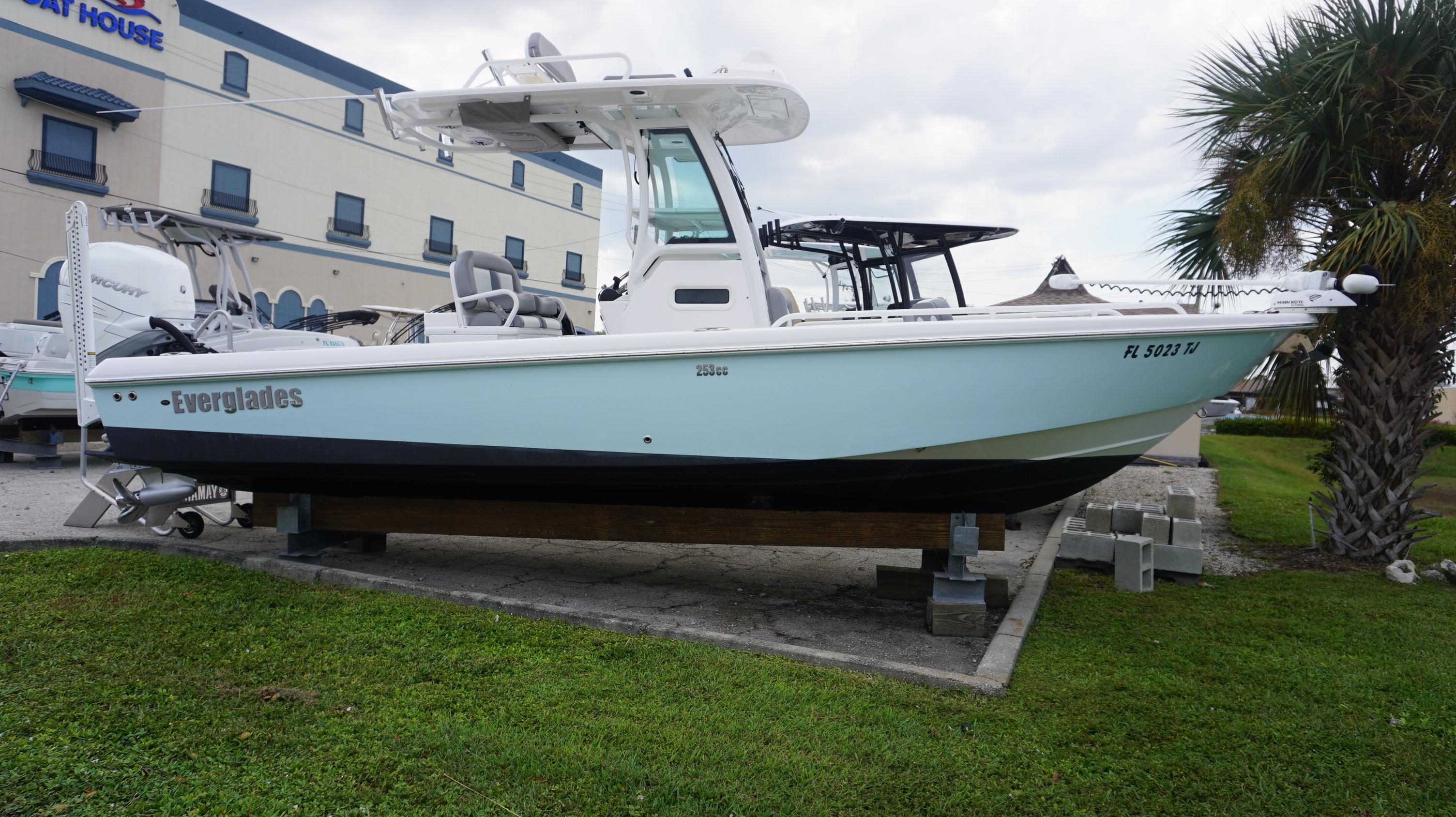 2023 Everglades 253 CC