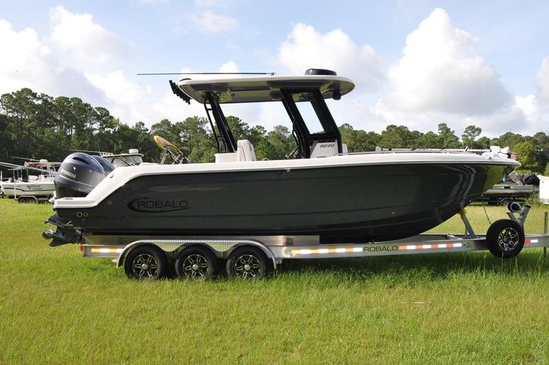 2023 Robalo R272 Center Console