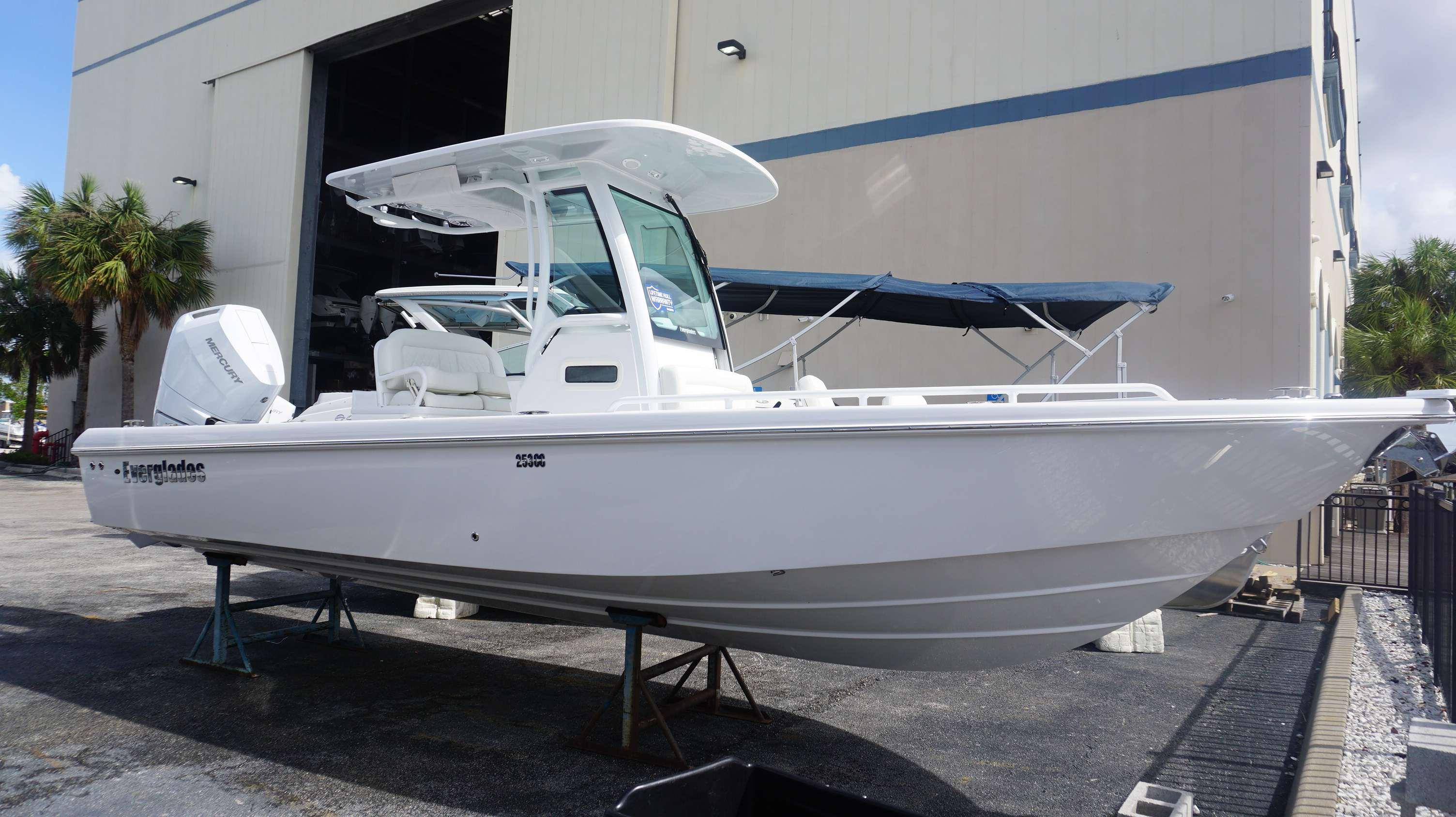 2025 Everglades 253 CC