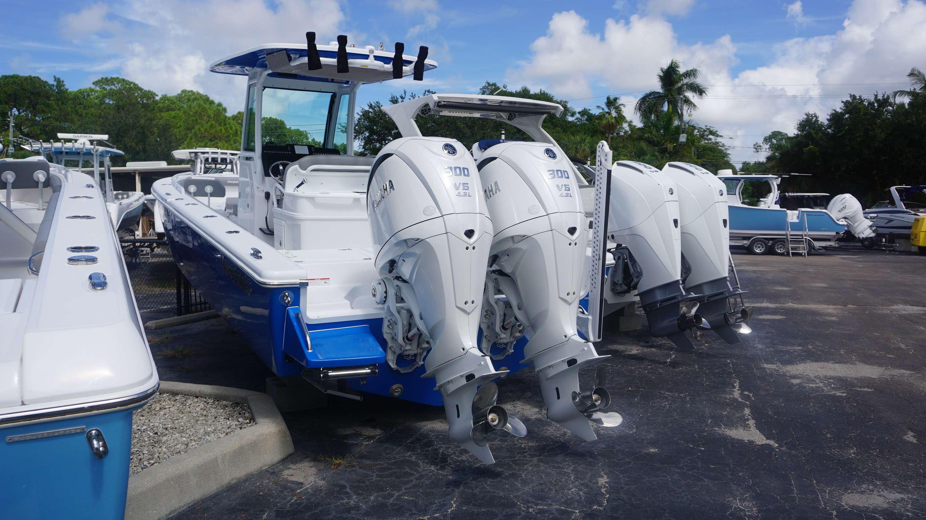 2025 Everglades 273 CC