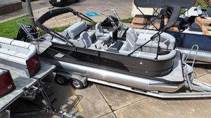 Crest Classic 220 SLRC Tritoon