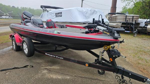 Ranger Z 518 2017 Ranger Z518 bass boat on trailer, parked outdoors, featuring sleek black and red design.