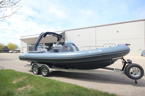 2021 Zodiac Medline 7.5 NEO 300hp & Custom 7k Aluminum Trailer