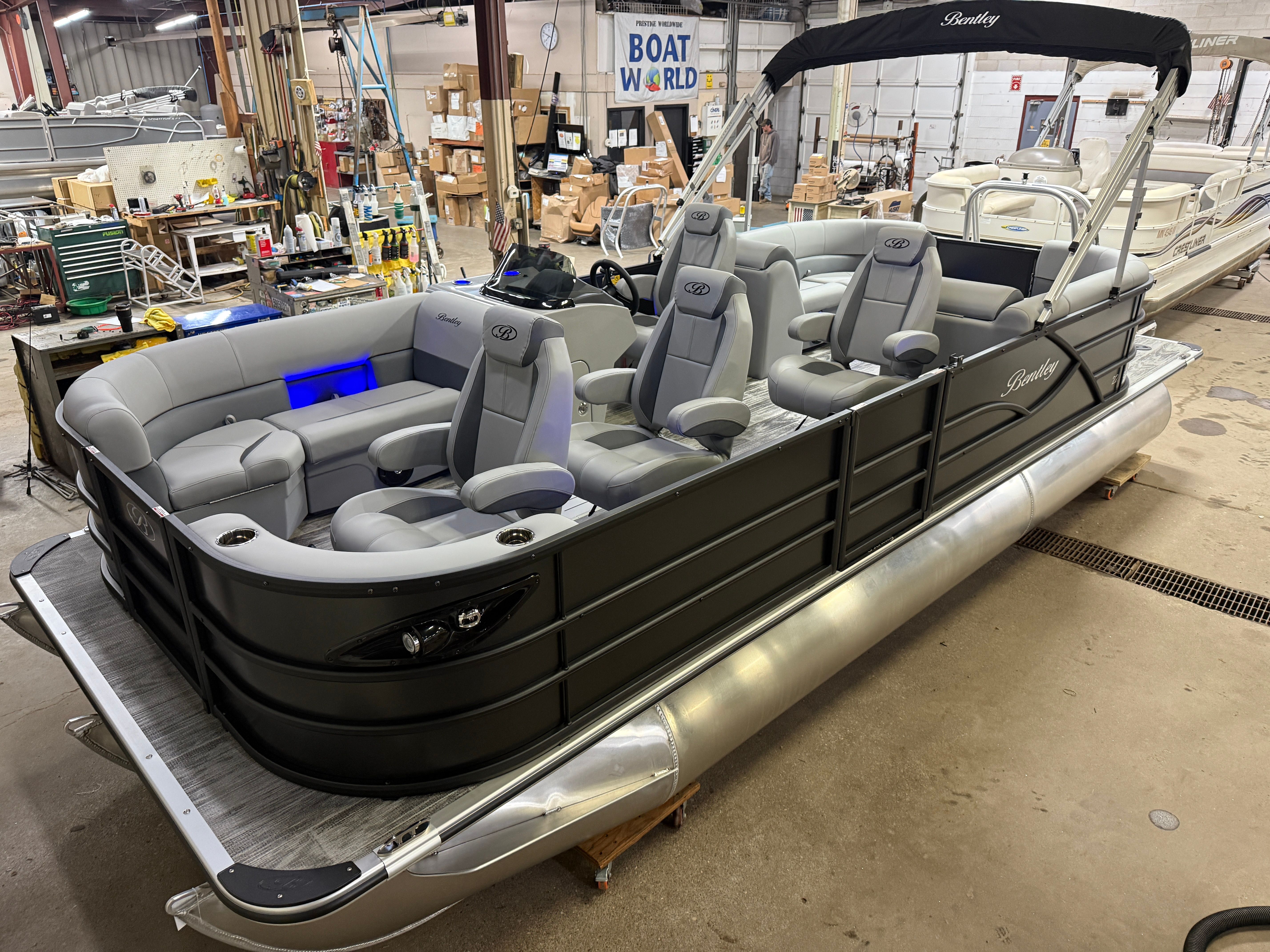 2026 Bentley Pontoons Legacy 223 Navigator DL Quad Lounge Tritoon & Honda 4-Stroke EFI