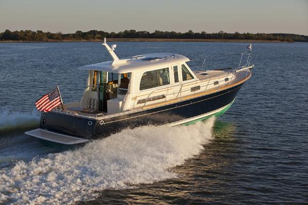 Sabre 40 Flybridge: Fast, Fun, Fuel-Efficient - boats.com