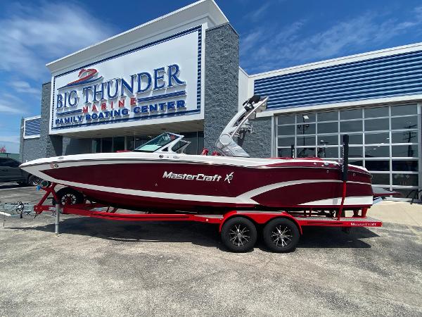 MasterCraft X26 2017 MasterCraft X26 boat on trailer at Big Thunder Marine dealership.
