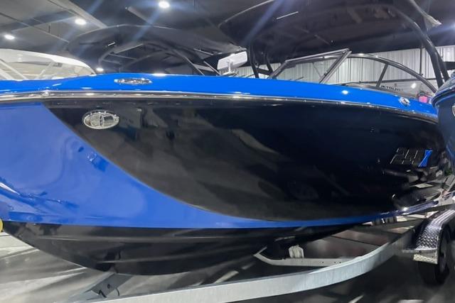 Yamaha Boats 255XD 2024 Yamaha Boats 255XD, sleek blue and black design, showcased indoors.