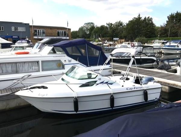 B2 Marine 500 S Cabin 2003 Cap-Ferret 500 S Cabin boat docked at a marina.