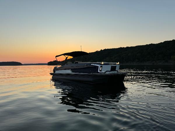 Balise HORIZON 24L Balise HORIZON 24L boat on serene lake at sunset, 2025 model.
