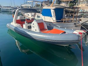 Zodiac Medline 7.5 2023 Zodiac Medline 7.5 boat docked in marina, featuring sleek design and vibrant orange seating.