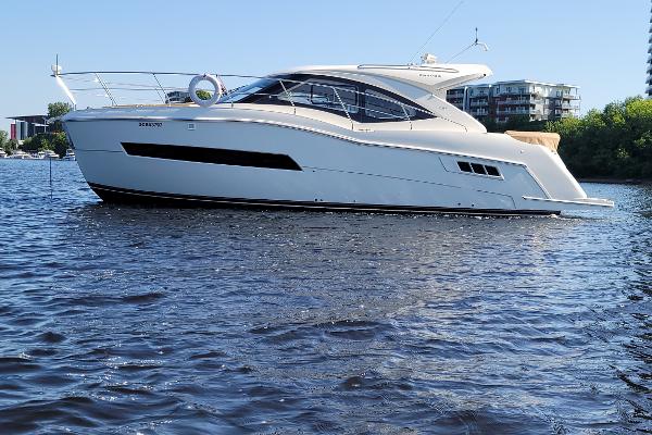 Carver C37