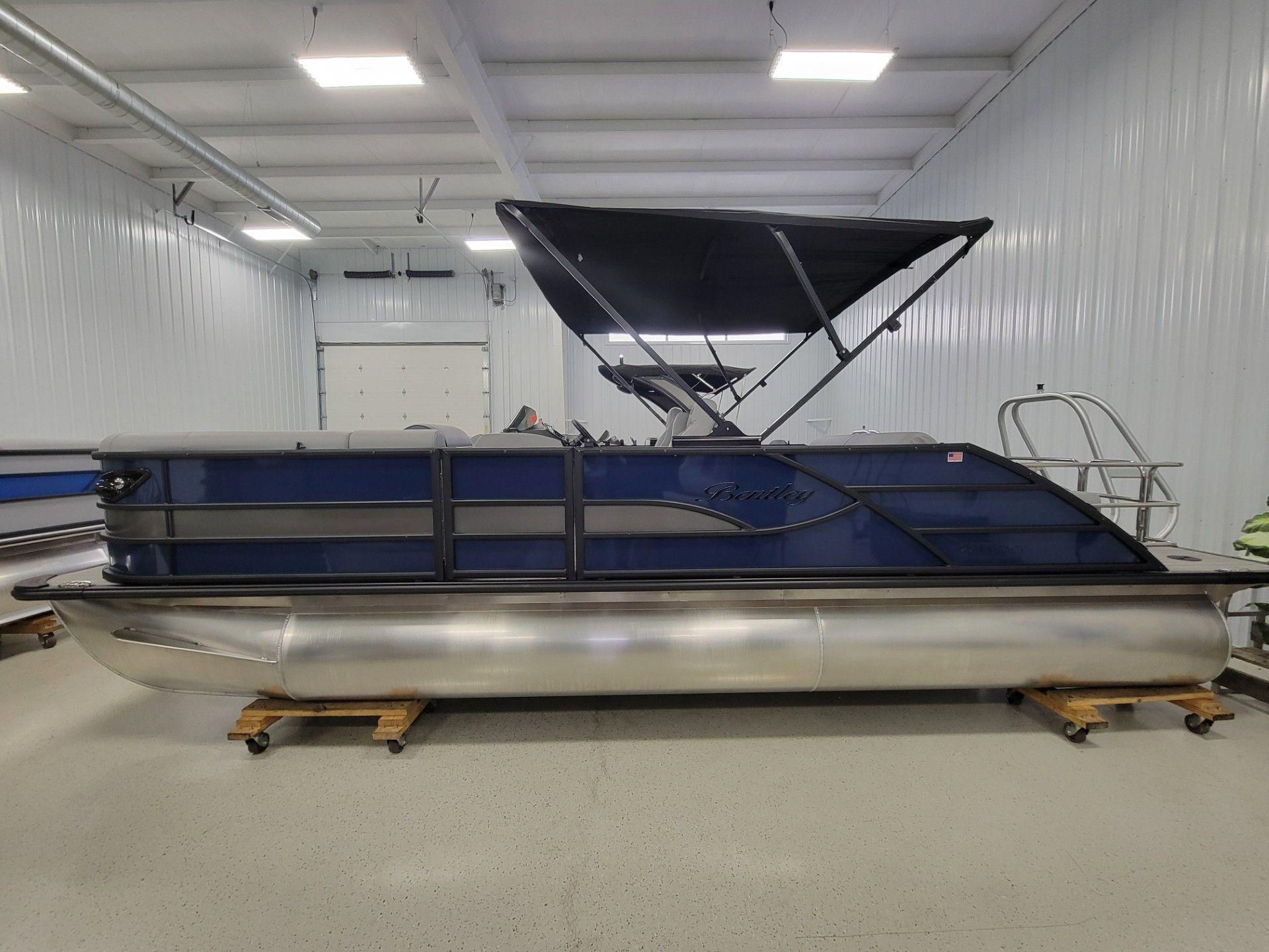 2025 Bentley Pontoons Legacy 220 Swingback