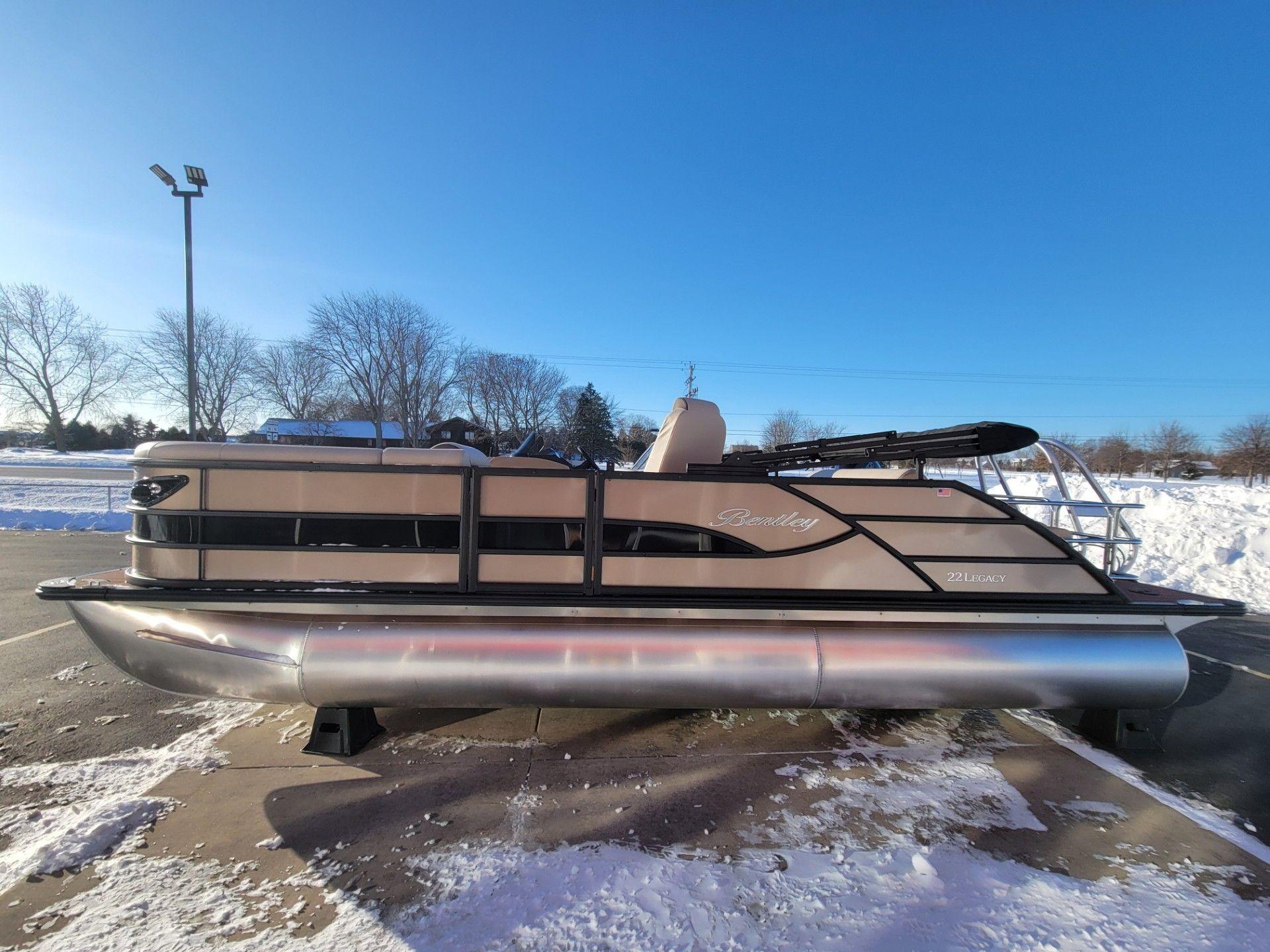 Bentley Pontoons Legacy 223 Swingback