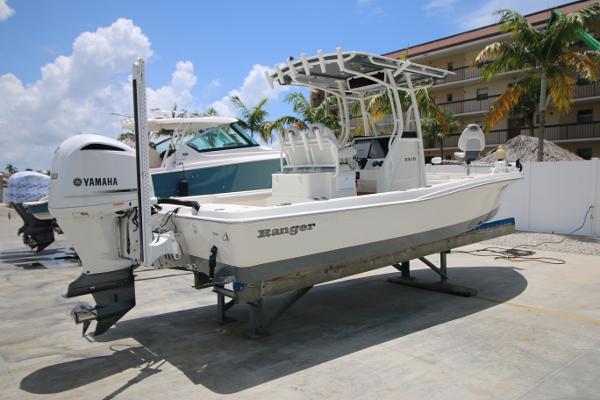 Ranger 2510 Bay Ranger 2020 Ranger 2510 Bay Ranger boat with Yamaha engine on a trailer.