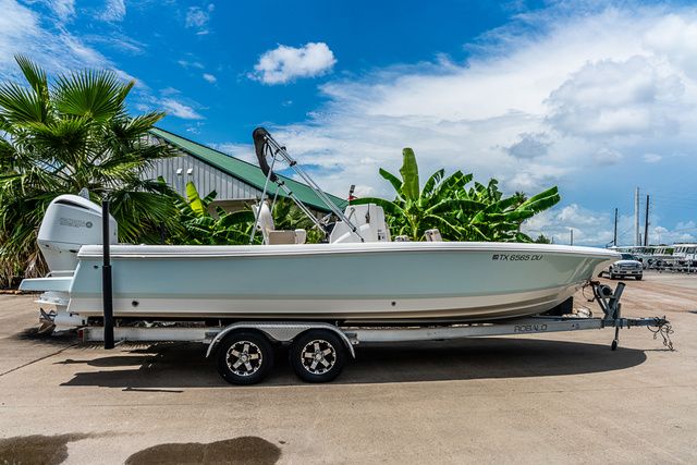 2017 Robalo 246 Cayman
