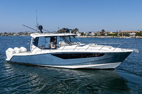 Boston Whaler 405 Conquest 2022 Boston Whaler 405 Conquest cruising on a sunny day.