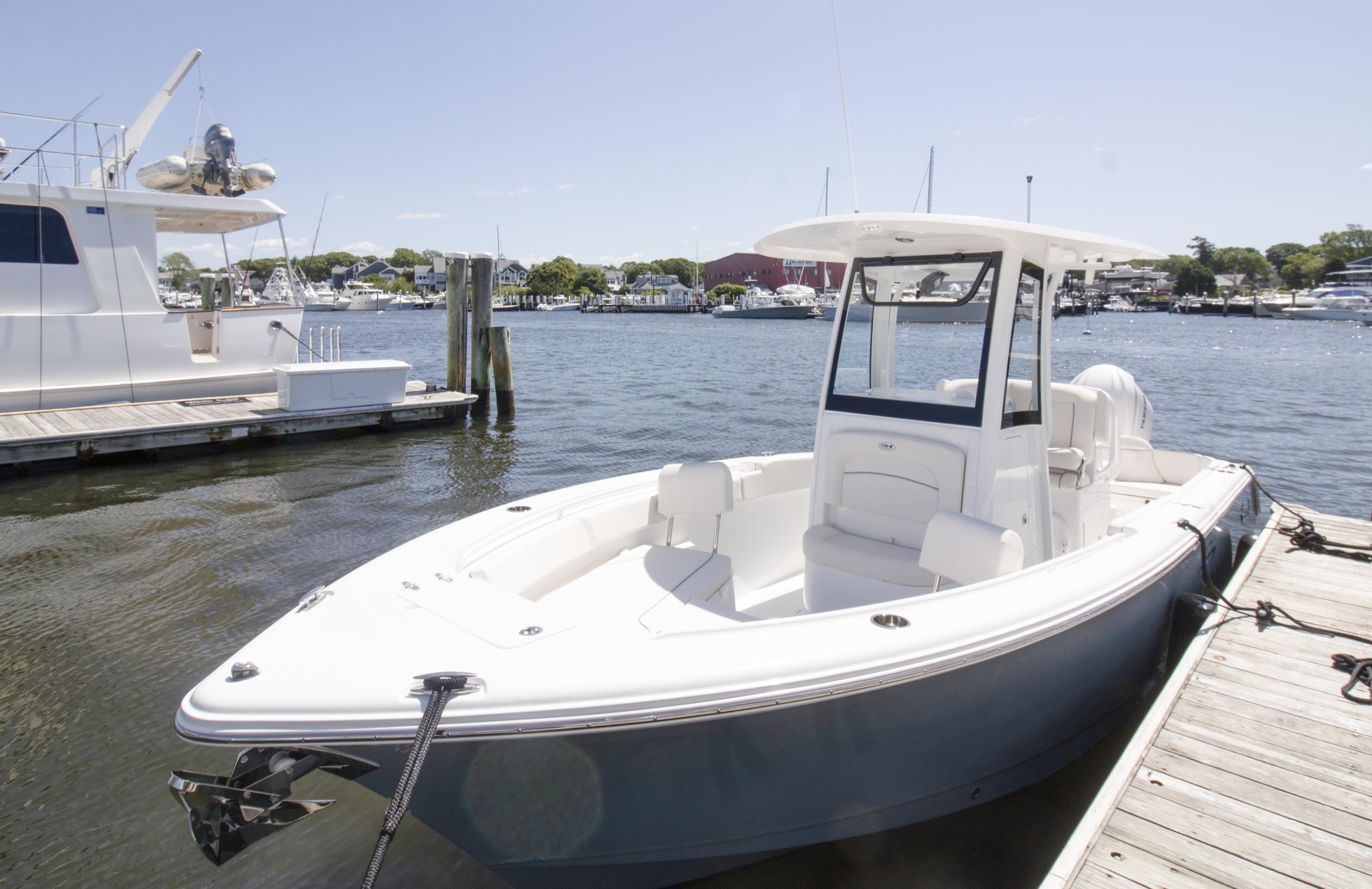 Sea Hunt Ultra 245 SE 2026 Sea Hunt Ultra 245 SE boat docked at marina under clear sky.