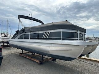 2021 Bennington 23 LSB