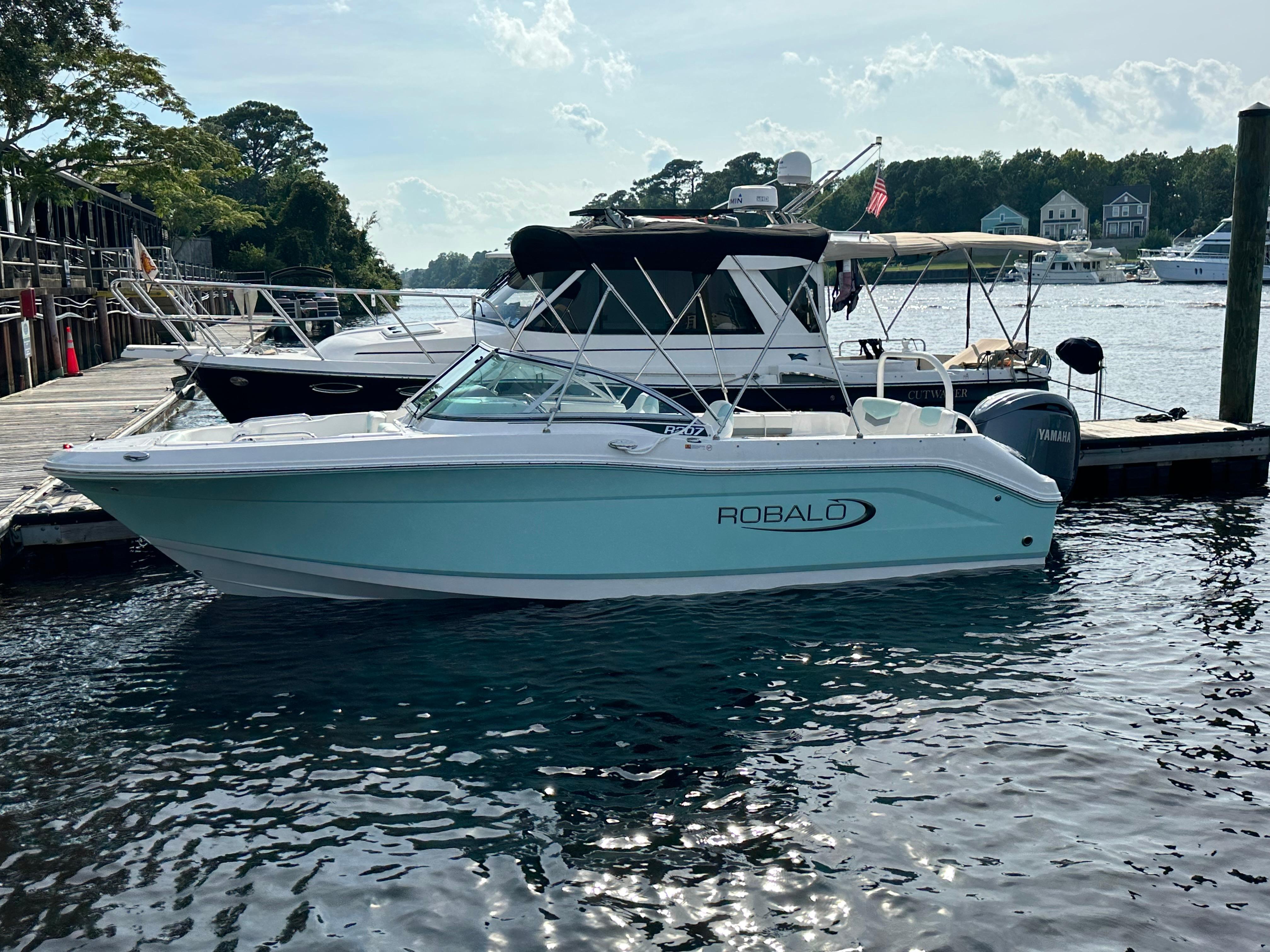 2023 Robalo R207 Dual Console