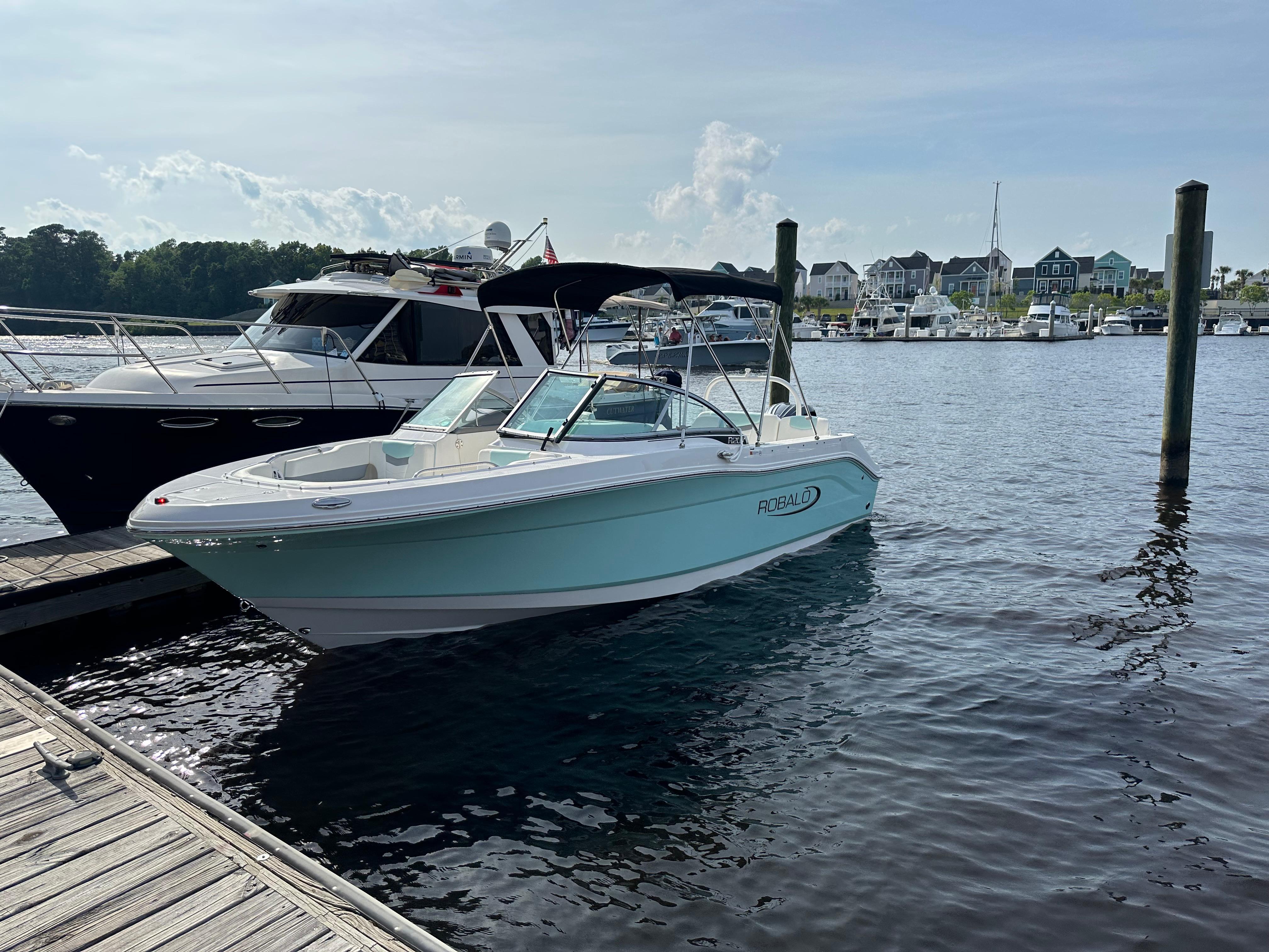 2023 Robalo R207 Dual Console