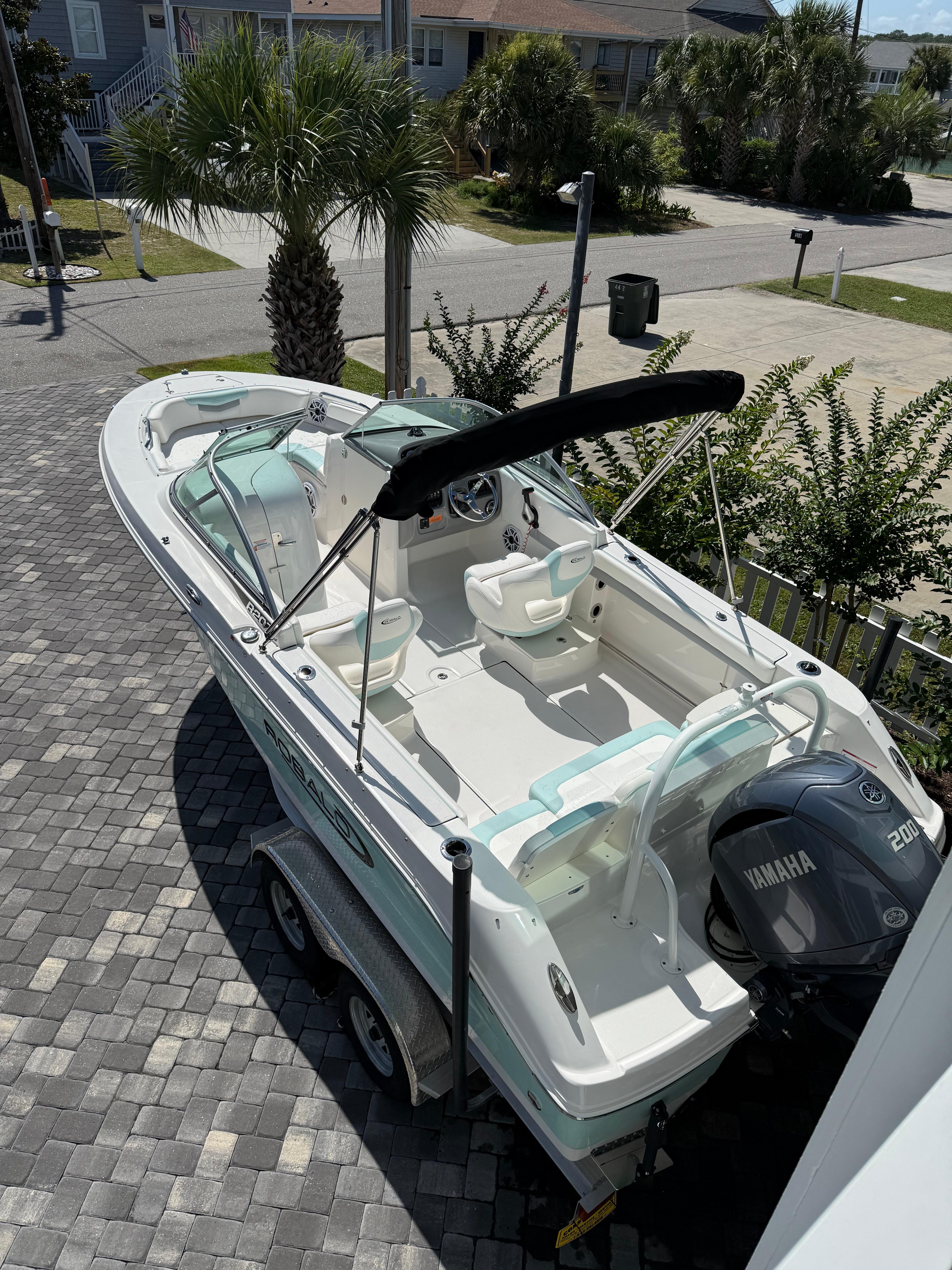 2023 Robalo R207 Dual Console